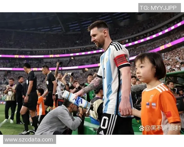 名局面！梅西毫不勉强给德保罗提鞋松鞋带引热议,球迷-王的温顺